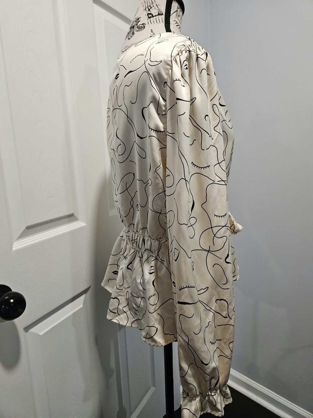 Sweet Rain Abstract Face Print Blouse in Cream & Black Large Like New - Picture 4 of 5